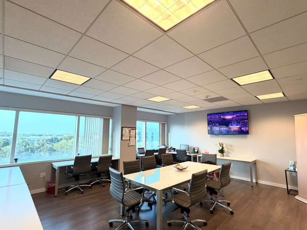 Sala de reuniones de Miami Glow Credit en Doral