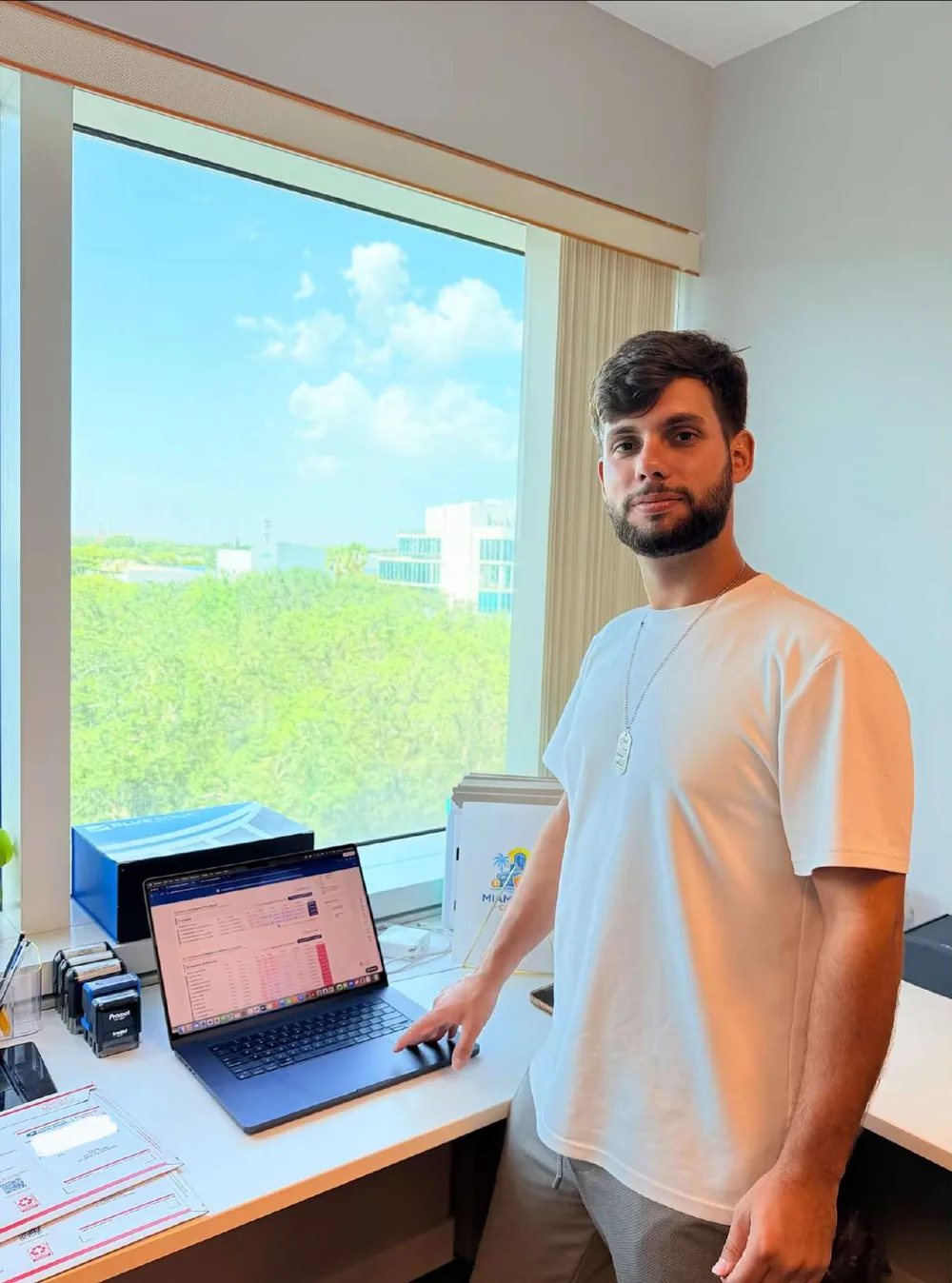 Adrián Moya, asesor de crédito de Miami Glow Credit en su oficina de Doral