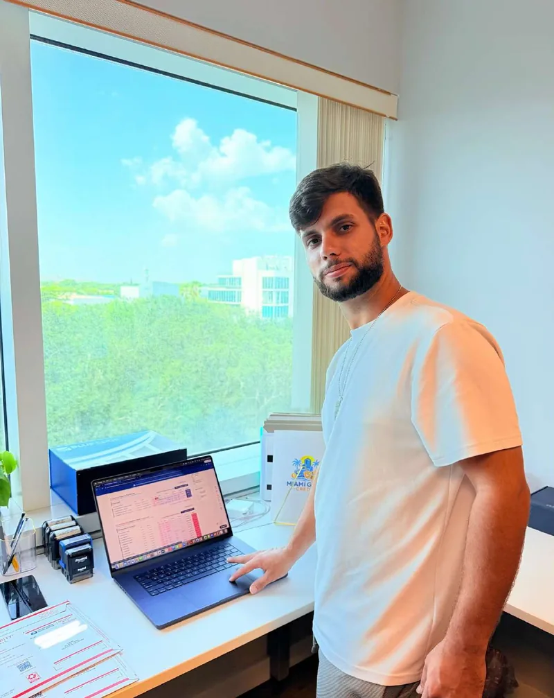 Adrián Moya, fundador de Miami Glow Credit, en Doral, Florida